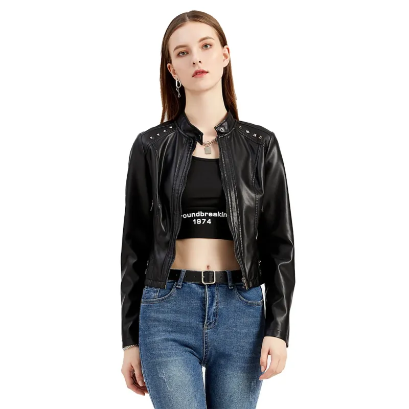 Damen kurze taillierte Kunstlederjacke mit Nietenbesatz und Stehkragen – Velloura